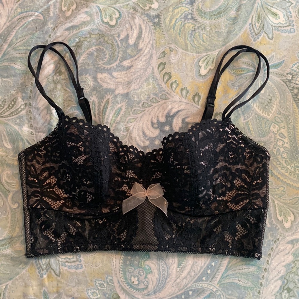 Sexy lace black bra, side boning, tan lining. B.Tempted. size medium.